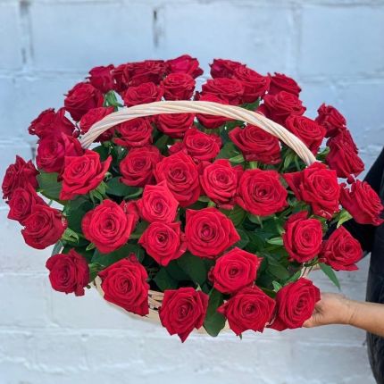 Корзинка "Моей королеве" из красных роз с доставкой в по Голицыно